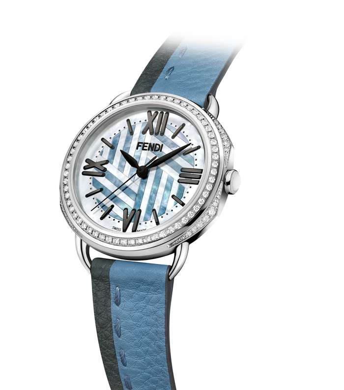 ساعة فندي من مجموعة Selleria برباط جلدي باللون الازرق