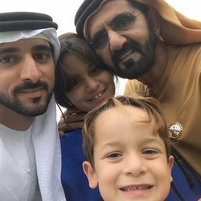 صورة عائلية مميزة تجمع حاكم دبي بأولاده