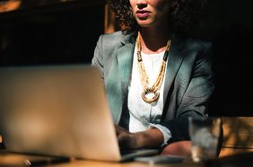 كيف تحضرين سيرة ذاتية تضمن حصولك على الوظيفة؟