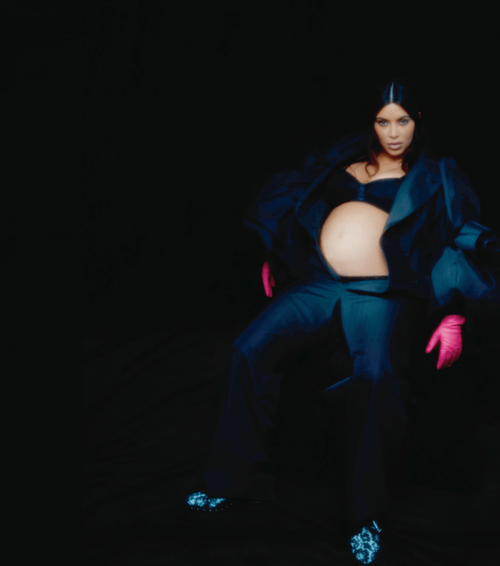 كيم كارداشيان تكشف عن بطنها خلال الحمل
