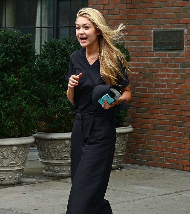 ارتدي في موسم الربيع السروال الواسع على طريقة جيجي حديد