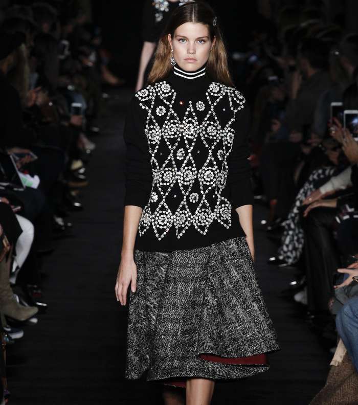 التنورة التويدية بقصة الـ Flare مع الكنزة المزينة بالشك من No.21 لشتاء 2018