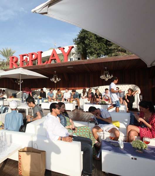 أجواء مميّزة خلال حفل REPLAY في دبي