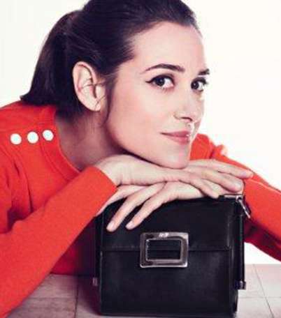 أمبرا ميدا في إعلان حقيبة Roger Vivier الجديدة