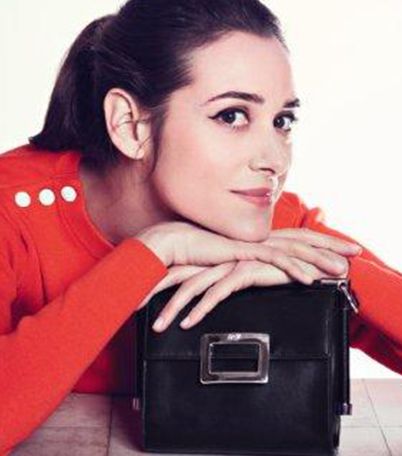 أمبرا ميدا في إعلان حقيبة Roger Vivier الجديدة