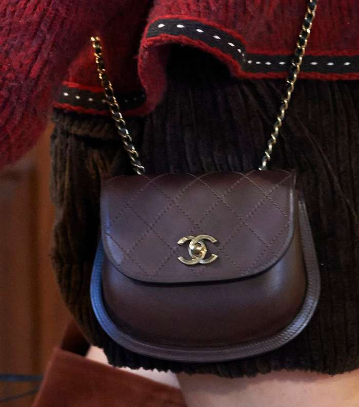 لاطلالة مميزة، اختاري حقيبة CHANEL الكتف من مجموعة Metiers D'art 2015