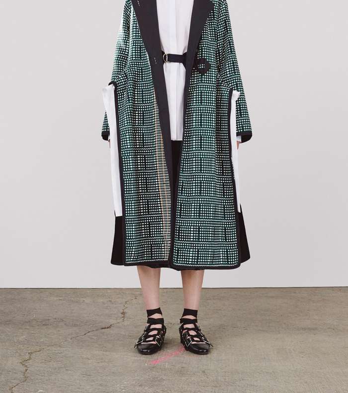 السترة الطويلة باكمام الكاب وبموضة المونوكروم من Jil Sander