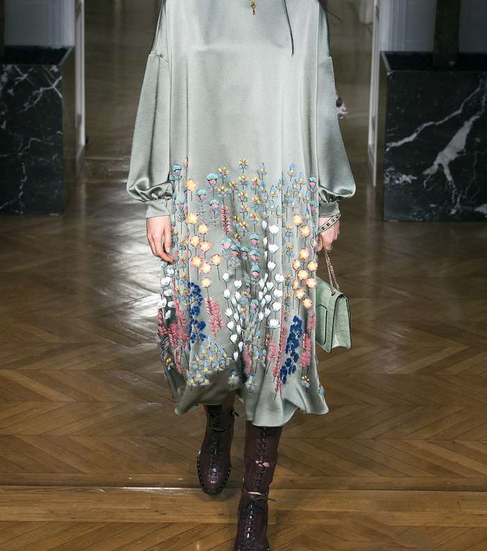 الفستان الحريري المطبع بالازهار باسلوب القميص من فالينتينو لشتاء 2018