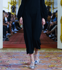 موضة الاوفرول بقصة سروال الكابري لصيف 2016 من Simone Rocha