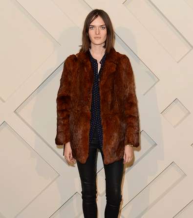إطلالة Sam Rollinson في Burberry Flagship