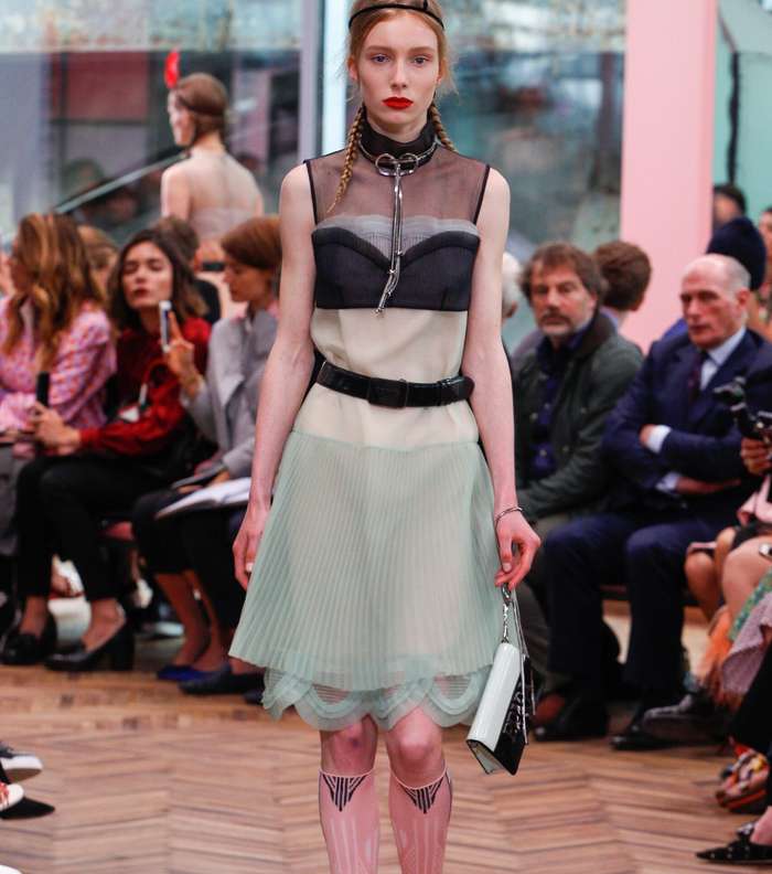 فستان التول الشفاف بقصة التنورة المثنية وحمالة الصدر من الاعلى من برادا من مجموعة Resort 2018