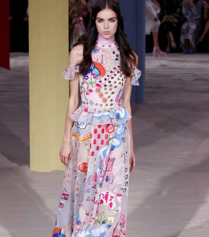 موضة الفساتين المطبعة بالرسومات الفكاهية من تمبرلي لندن لصيف 2017