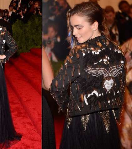 ليلي كولينز بإطلالة غير موفّقة في حفل الـ Met Gala بفستان من موسكينو