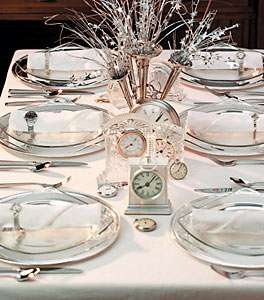 الزينة فضيّة تليق بالإحتفال مع ساعات صغيرة تدلّ على إقتراب الساعة 12