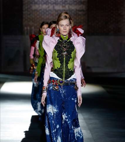اطلالة بموضة الدنيم والاكتاف المنتفخة من توقيع علامة DSquared2