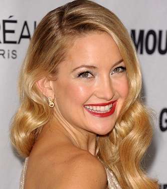 كيت يالشعر المموّج وأحمر الشفاه الأحمر 