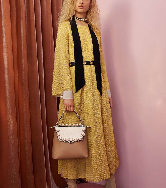 فستان التويد بالطول المتوسط مع اكمام بقصة A Line مزينة باللؤلؤ على المعصم من فندي Resort 2018