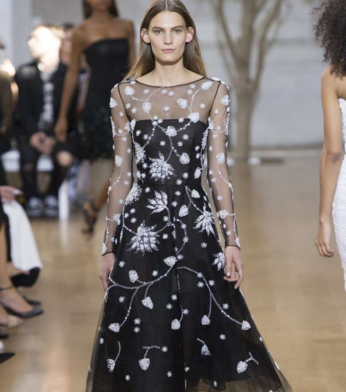 الفستان متوسط الطول بقصة الـ Flare من اوسكار دي لا رانتا لصيف 2017