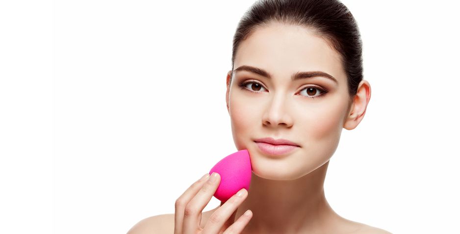 اداة جديدة لتوزيع كريم الاساس تنافس الـ Beauty Blender