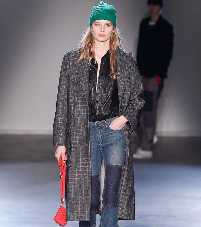 الجينز بقصة الـ Flare مع السترة المقطعة بموضة الـ Plaid من Zadig et voltaire لشتاء 2018