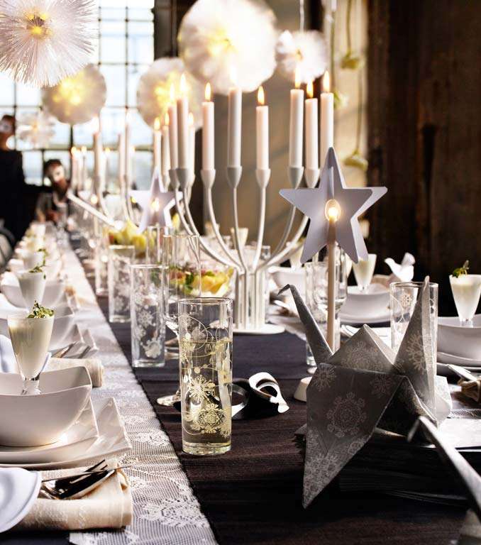 شموع، زينة وأقنعة تخفي الوجوه مع إقتراب الإحتفال والسفرة جاهزة بأجمل حلّة