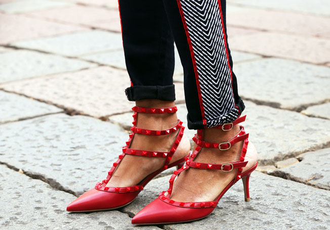 بالصور، إليكِ أبرز الطرق لارتداء حذاء فالينتينو Rockstud