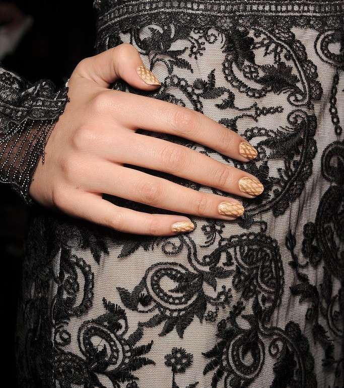 Tadashi Shoji والأظافر المتقطعة بلون البيج 