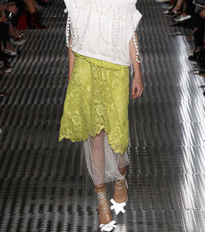 موضة الكنزة بقصة الكتف الواحد من No.21 لصيف 2017