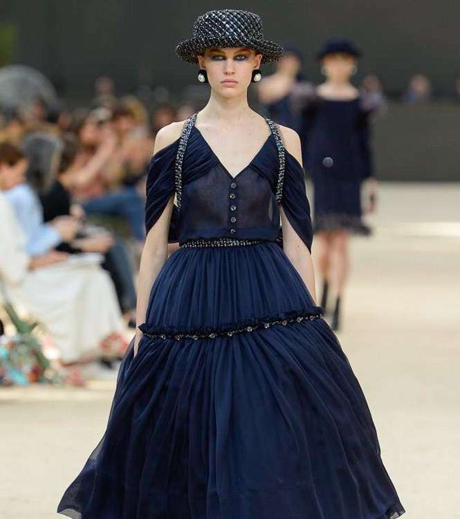 التنورة المنفوخة المثنية مع الجيليه القصيرة جدا باكمام منسدلة من CHANEL