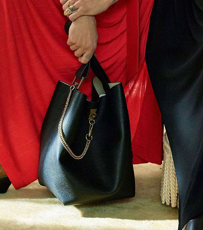 حقيبة الكتف باسلوب الهوبو من جيفنشي من مجموعة ما قبل خريف 2018