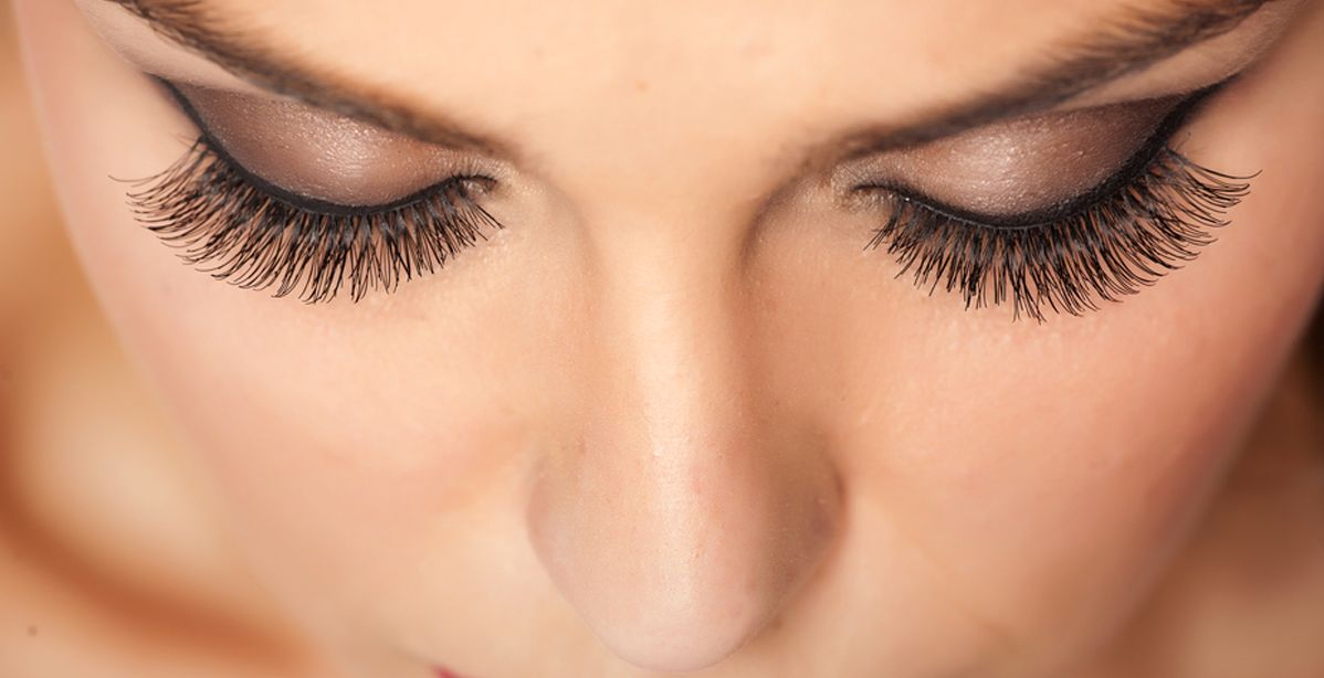 بهذه الحيلة حافظت على رموشها المستعارة لمدة شهر