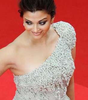 cannes-film-festival-aishwarya-rai-elie-saab-12-05-2011-2