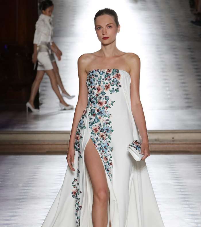 الفستان المنسدل المطبع بالازهار مع الشق على الساق من طوني ورد لشتاء 2018