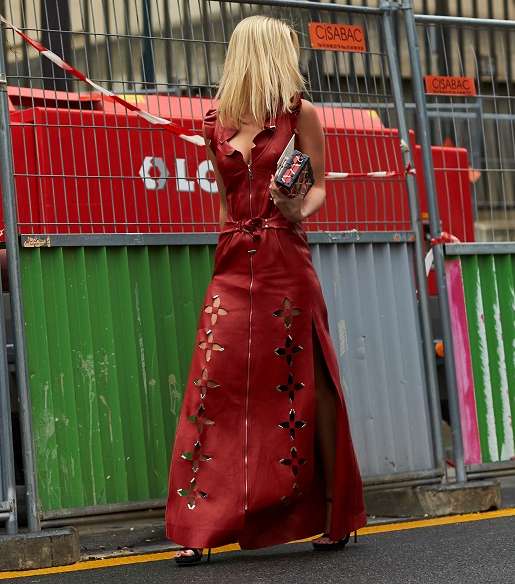 فستان بشق طويل عند الساق في شوارع باريس خلال اليوم الاول من اسبوع الازياء الراقية
