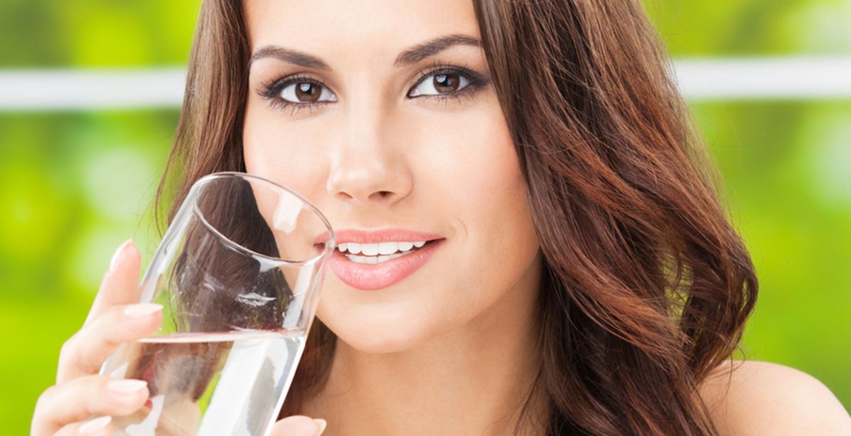 تناولي ليتر ونصف من المياه يومياً واستغني عن مستحضرات التجميل!