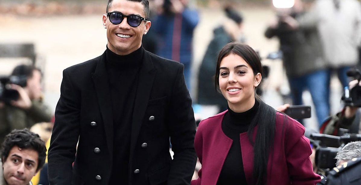 فيديو صديقة كريستيانو رونالدو وهي تقص شعره يحصد ملايين المشاهدات