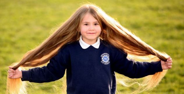 طفلة تتعالج من مرض نادر فيطول شعرها مثل ربانزل