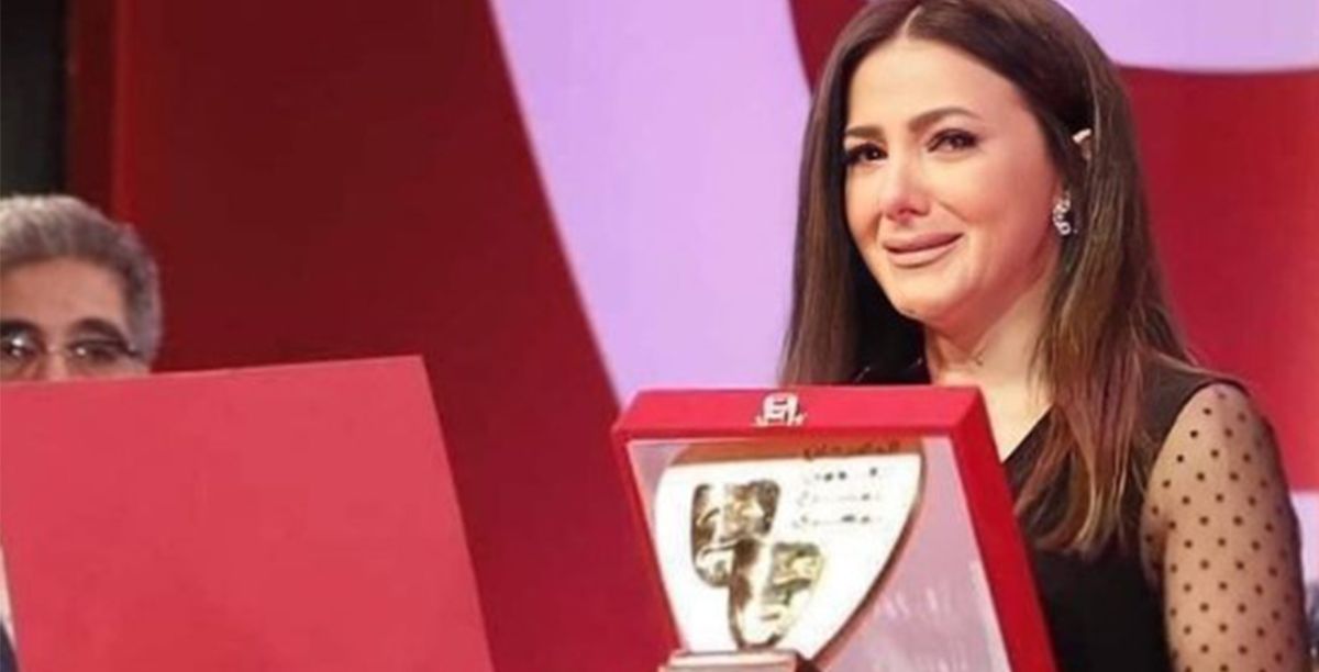 دنيا سمير غانم تنهار بالبكاء عند تسلم جائزة تكريم والديها
