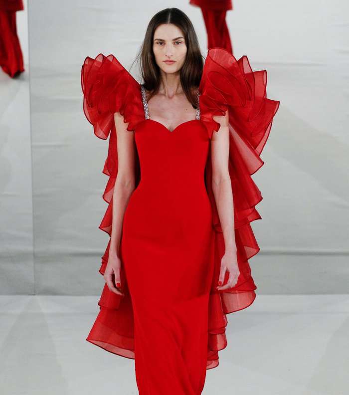 الفستان بالقصة المستقيمة مع الكشاكش على الاكتاف من Alexis Mabille لصيف 2017
