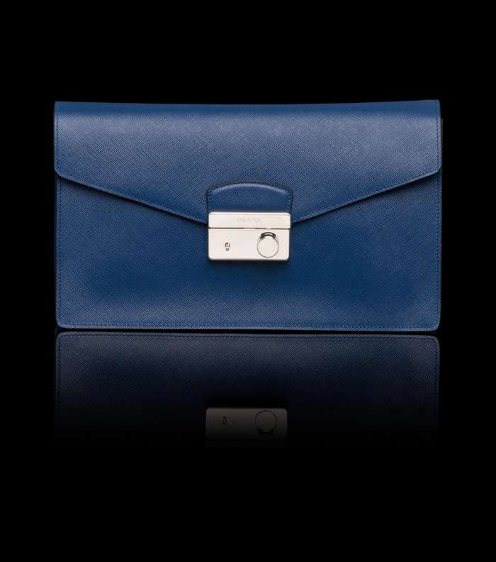 زيّني إطلالتك بكلتش من ماركة برادا Prada