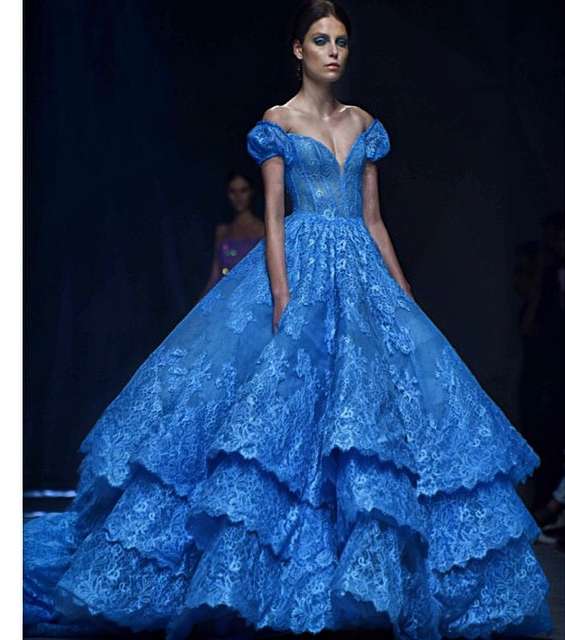 الفستان الأزرق بالأكمام القصيرة