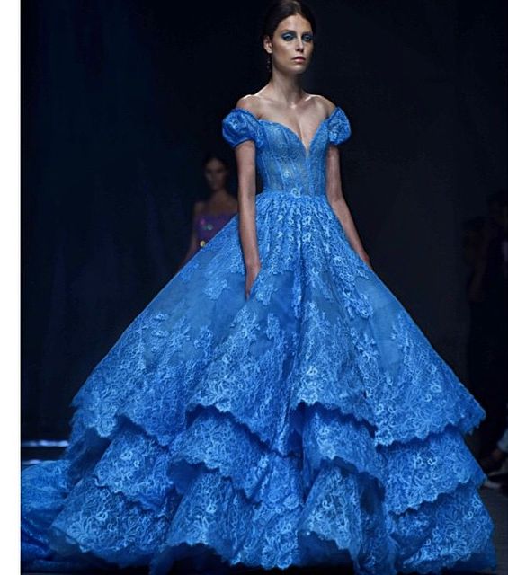 الفستان الأزرق بالأكمام القصيرة