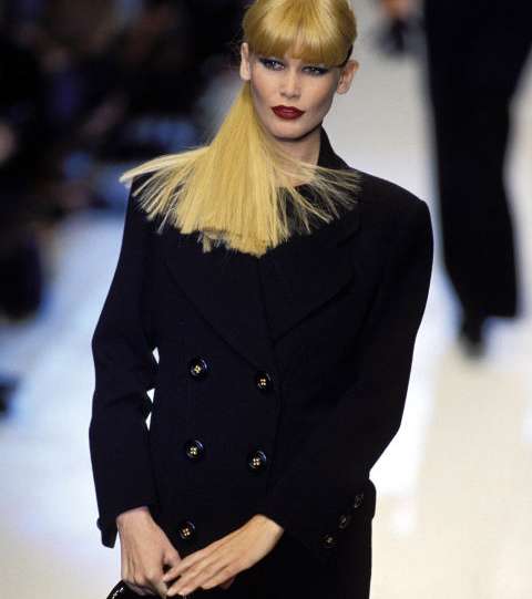 اطلالة كلوديا شيفير المميزة خلال عرض ديور سنة 1994