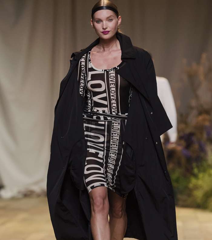 الفستان بالقصة المستقيمة والمطبع بشعار الحب من H&M Studio لصيف 2017