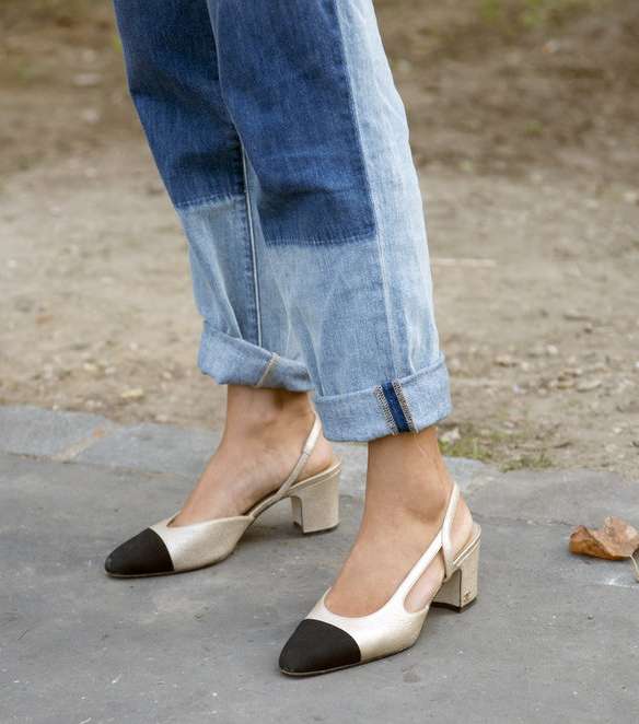 قومي بثني الجينز مع احذية الـ Kitten Heels او الـ Block heels لاطلالة عصرية وحيوية
