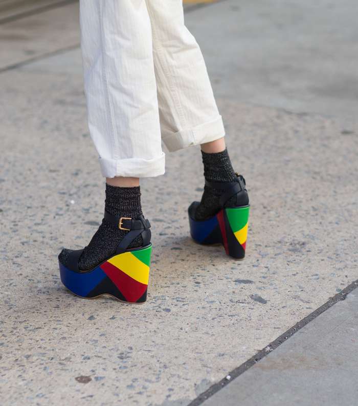 موضة احذية الـ Wedges مع الجوارب من شوارع نيويورك خلال اليوم الاخير من اسبوع الموضة في نيويورك لشتاء 2017