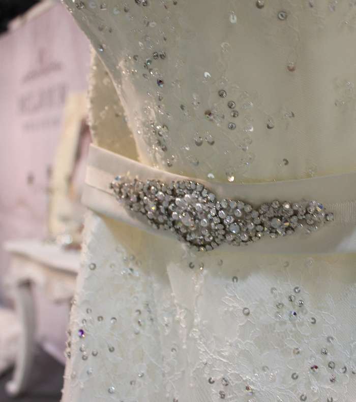 جمال ودقّة العمل على فساتين الزفاف هذا العام 