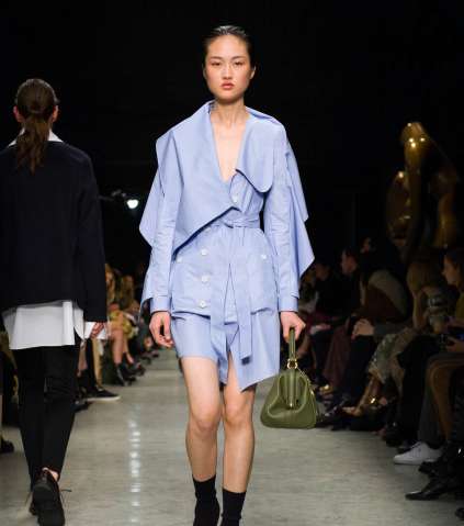 السترة بطبقات من الاقمشة من Burberry لشتاء 2018