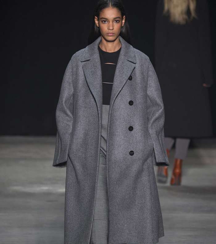 المعطف الكلاسيكي بقصة الاكمام المنفوخة من نارسيزو رودريغيز لشتاء 2018