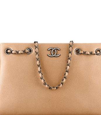 الحقيبة الكلاسيكية باللون الكلاسيكي من CHANEL لامراة الاسد
